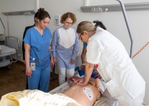 Landesrätin Teschl-Hofmeister mit Auszubildenden bei der Reanimationsschulung. 