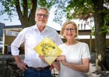 Landeshauptfrau Johanna Mikl-Leitner und Geschäftsführer Uwe Schlager mit dem Kochbuch von ÖFB-Teamkoch Fritz Grampelhuber, aus dem das Landgasthaus Dorfrichter auch Gerichte auf seiner Speisekarte hat.