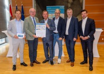 Für ihr Kinder- und Jugendmobilitätskonzept als vorbildliches Projekt wurde die Marktgemeinde Wiener Neudorf ausgezeichnet. Die Preise nahmen Bürgermeister Herbert Janschka und Vizebürgermeister Norman Pigisch (Mitte) von VCÖ-Sprecher Christian Gratzer, LH-Stellvertreter Stephan Pernkopf, Rudolf Wroblewski, ÖBB-Infrastruktur AG, und VOR-Geschäftsführer Alexander Schierhuber (v.l.n.r.) entgegen.