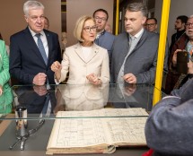 Beim Ausstellungsrundgang: Landesrat Anton Kasser, Landeshauptfrau Johanna Mikl-Leitner, Bürgermeister von Amstetten Christian Haberhauer und Landtagsabgeordneter und Bürgermeister von Haag Lukas Michlmayr (v.l.n.r.)