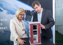 Landeshauptfrau Johanna Mikl-Leitner und R-Space CEO Carsten Scharleman mit dem Satelliten AT-ASTRA.