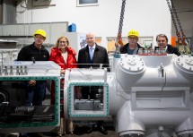 Landeshauptfrau Johanna Mikl-Leitner mit (re. von ihr) CEO Günther Ognar und (re. außen) WKNÖ-Präsident Wolfgang Ecker bei der Betriebsbesichtigung der LMF.