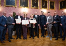 Von links nach rechts: Vizebürgermeister Matthias Adl, Landeshauptmann a. D. Erwin Pröll, Diözesanbischof Alois Schwarz, Landeshauptfrau Johanna Mikl-Leitner, LH-Stv. a. D. Heidemaria Onodi, Bürgermeister Matthias Stadler, Vizebürgermeister Michael Kögl, Stadtrat Florian Krumböck, Landesamtsdirektor Werner Trock, Stadtrat Klaus Otzelberger.