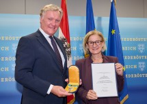 Professor Dr. Klaus Albrecht Schröder, Kunsthistoriker und Museumsleiter, ehemaliger Generaldirektor der Albertina in Wien sowie Geschäftsführer des Wiener Aktionismus Museums, erhielt aus den Händen von Landeshauptfrau Johanna Mikl-Leitner das „Silberne Komturkreuz des Ehrenzeichens für Verdienste um das Bundesland Niederösterreich“.