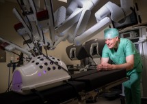 Landesrat Anton Kasser beim „Da Vinci“-Roboter im LK Mistelbach.