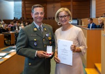 Landeshauptfrau Johanna Mikl-Leitner gratulierte Oberstleutnantarzt Dr. Christoph Pöttinger, 1. Vizepräsident der Österreichischen Gesellschaft für Wehrmedizin und Wehrpharmazie zum Bundes-Ehrenzeichen.