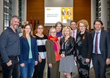 (v.l.n.r.) Alexander Grohs (Leiter Verein Neustart), Elisabeth Cinatl (Verein Wendepunkt), Astrid Schrattenholzer (Geschäftsführerin Gewaltschutzzentrum NÖ), Sabine Hilbert (Land NÖ), Hedwig Wölfl (Geschäftsführerin Möwe), Landesrätin Eva Prischl, Stefan Pfandler (Leiter Landeskriminalamt NÖ), Landesrätin Christiane Teschl-Hofmeister und Johann Seper (Bezirkshauptmann Scheibbs).