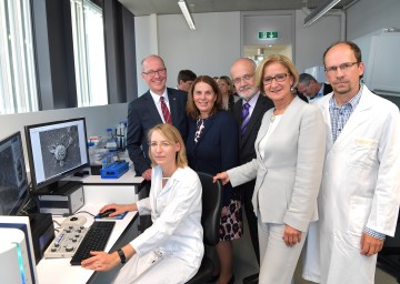 Friedrich Faulhammer, Rektor der Donau-Universität Krems, Ulrike Prommer, Geschäftsführerin der IMC Fachhochschule Krems, Rudolf Mallinger, Rektor der Karl Landsteiner Privatuniversität und Landeshauptfrau Johanna Mikl-Leitner, informierten sich beim Rundgang über die neue Geräteausstattung (v.l.n.r.)