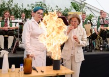 Landeshauptfrau Johanna Mikl-Leitner unterstütz bei der Science Show von Stefanie Allworth.