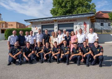 Landeshauptfrau Johanna Mikl-Leitner überreichte der FF Johannesberg die Dank- und Anerkennungsurkunde des Landes NÖ für den Weltrekord im Löschangriff und Platz vier in der Wertung A bei der Feuerwehr-WM in Eisenstadt.