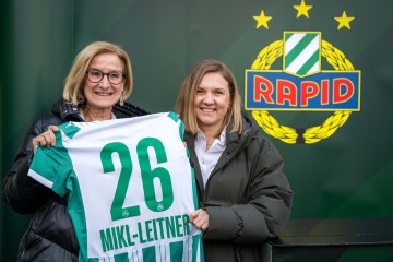 Zur Eröffnung des Rapid Fanshops freute sich Landeshauptfrau Johanna Mikl-Leitner über ihr Spieler-Trikot, überreicht von Geschäftsführerin Daniela Bauer.