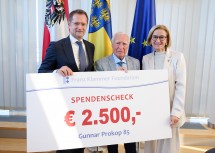 Christoph Schuh, Generalsekretär der Franz Klammer Foundation mit dem Geburtstagsscheck, Jubilar Gunnar Prokop und Landeshauptfrau Johanna Mikl-Leitner (v.l.n.r.).