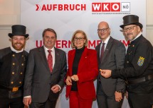 Rauchfangkehrer bringen Glück: Wirtschaftskammer-Präsident Wolfgang Ecker (2.v.l.), Landeshauptfrau Johanna Mikl-Leitner (3.v.l.) und Wirtschaftskammer-Direktor Johannes Schedlbauer (4.v.l.) mit den Rauchfangkehrern.