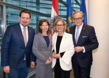 Von links nach rechts: der Obmann der Landespersonalvertretung Hans Zöhling, LAD-Stellvertreterin Verena Sonnleitner, Landeshauptfrau Johanna Mikl-Leitner und LAD Werner Trock.