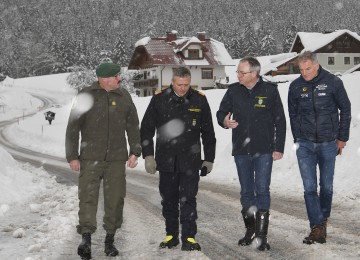 Einsatzbesprechung vor Ort am Hochkar: LH-Stellvertreter Stephan Pernkopf (2. v. r.) mit Militärkommandant Martin Jawurek (1. v. l.), Landesfeuerwehrkommandant Dietmar Fahrafellner (2. v. l.) und dem Göstlinger Bürgermeister Fritz Fahrnberger 1. v. r.).