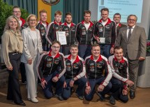 Ehrenurkunde der Marktgemeinde Göpfritz an der Wild in Silber für die Wettkampfgruppe der Freiwilligen Feuerwehr Merkenbrechts, im Bild mit Landeshauptfrau Johanna Mikl-Leitner (2.v.l., stehend), Bürgermeisterin Silvia Riedl-Weixlbraun (links, stehend) und Vizebürgermeister Werner Scheidl (rechts, stehend).