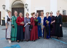 Landeshauptfrau Johanna Mikl-Leitner mit der Erlauftaler Goldhaubengruppe.