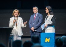 Landeshauptfrau Johanna Mikl-Leitner und Wirtschaftskammer NÖ-Vizepräsident Christian Moser im Gespräch mit Moderatorin Kathrin Hanzl.