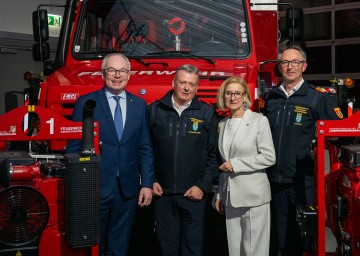 Eröffnung des Containerterminal 3 im Feuerwehr- und Sicherheitszentrum Tulln (v.l.n.r.): LH-Stellvertreter Stephan Pernkopf, Landesfeuerwehrkommandant Dietmar Fahrafellner, Landeshauptfrau Johanna Mikl-Leitner und der stv. Landesfeuerwehrkommandant Martin Boyer.