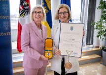 Landeshauptfrau Johanna Mikl-Leitner überreicht das Silbernen Komturkreuz des Ehrenzeichens für Verdienste um das Bundesland Niederösterreich an Aufsichtsratsvorsitzende Elisabeth Stadler.