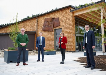 Bei der Eröffnung (v.l.): LH-Stellvertreter Stephan Pernkopf, Geschäftsführer Christoph Leditznig, Landeshauptfrau Johanna Mikl-Leitner und Bürgermeister Josef Schachner