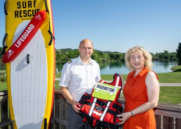 Jahresbilanz 2025 der Wasserrettung präsentiert: Markus Schimböck, Präsident der Österreichischen Wasserrettung, Landesverband NÖ, und Landesrätin Eva Prischl.