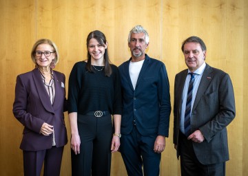(v.l.n.r.) Landeshauptfrau Johanna Mikl-Leitner, Sara Sinhuber, Richard Reiter (Geschäftsführer von Fliesen & Öfen Reiter) und WKNÖ-Präsident Wolfgang Ecker.