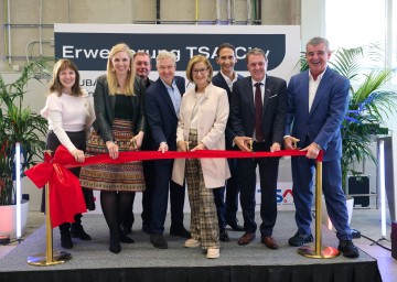 Symbolische Eröffnung des neuen Stanzzentrums von TSA mit Durchschneiden des Bandes: Bürgermeisterin von Mödling Silvia Drechsler, Landtagsabgeordnete Marlene Zeidler-Beck, Bürgermeister von Wiener Neudorf Herbert Janschka, TSA-Geschäftsführer Robert Tencl, Landeshauptfrau Johanna Mikl-Leitner, TSA-Geschäftsführer Harold Schmidt, WKNÖ-Präsident Wolfgang Ecker und der Schweizer Unternehmer und Investor Peter Spuhler, Verwaltungsratspräsident der Stadler Rail AG. (v.l.n.r.)
