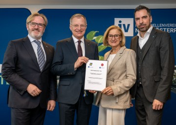 Unterzeichneten das Industrie-Manifest (v.l.n.r.): Industriellenvereinigung OÖ Präsident Thomas Bründl, Landeshauptmann Thomas Stelzer, Landeshauptfrau Johanna Mikl-Leitner und Industriellenvereinigung NÖ Präsident Kari Ochsner.