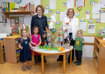 Landeshauptfrau Johanna Mikl-Leitner und Familien-Landesrätin Christiane Teschl-Hofmeister mit Lara, Allesia und Alexander.