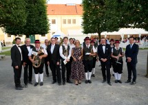 Landeshauptfrau Johanna Mikl-Leitner beim Gruppenfoto mit Vertretern der Musik.