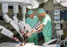 Im Operationssaal mit dem OP-Roboter: Landesrat Anton Kasser und Oberarzt DDr. Bernhard Grubmüller.