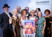 Landeshauptfrau Johanna Mikl-Leitner mit dem Ensemble von „Sugar – manche mögen´s heiß“ – zu sehen bei der Sommernachtskomödie Rosenburg von 25. Juni bis 9. August.