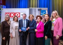 (v.l.n.r.) Kristina Hentschel, Unternehmerin Healthcare/Gründerin HC Busineswomen’s Association Austria, Bürgermeisterin Carmen Jeitler-Cincelli, WKNÖ-Präsident Wolfgang Ecker, Landeshauptfrau Johanna Mikl-Leitner, Staatssekretärin Elisabeth Zehetner, Katharina Schönbauer-Manak, Gewinnerin „Haute Couture Award 2025“, und Corinna Hintenberger, Next Generation Award Gewinnerin.