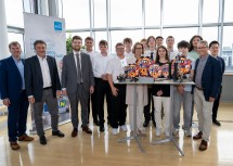 Gruppenfotos rund um Landeshauptfrau Johanna Mikl-Leitner mit den Schülern aus St. Pölten und Wiener Neustadt.