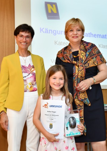 Landesschulinspektorin Hermine Rögner (links) und Landesrätin Barbara Schwarz (rechts) gratulierten Anika Hager (Mitte) aus der Volksschule Schönberg/Kamp, die zur besten Mathematikerin der ersten Klasse Volksschule in Niederösterreich gekürt wurde.