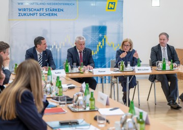 Landeshauptfrau Johanna Mikl-Leitner mit (v.l.) LGA-Vorstand Bernhard Kadlec, Landesrat Anton Kasser und Christian Helmenstein, Economica Institut für Wirtschaftsforschung.