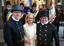 Im Bild: NÖ Innungsmeister Matthias Vetiska (links) mit Landeshauptfrau Johanna Mikl-Leitner und mit Vertretern von Feuerwehr und Landesinnung der Rauchfangkehrer. 