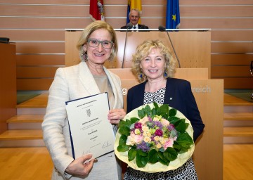 Landeshauptfrau Johanna Mikl-Leitner mit der neuen Landesrätin Eva Prischl.