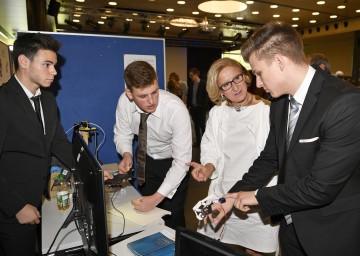 Landeshauptfrau Johanna Mikl-Leitner (2.v.r.) beim Rundgang durch die Forschungsausstellung „Science Fair Niederösterreich“ an der Fachhochschule St. Pölten. 