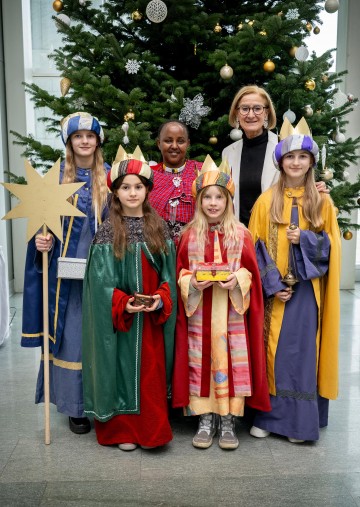Grace Scorey aus Tansania und 4 Sternsinger-Mädchen aus Kilb besuchten die Landeshauptfrau Johanna Mikl-Leitner, um auf die diesjährige Sternsingeraktion aufmerksam zu machen.