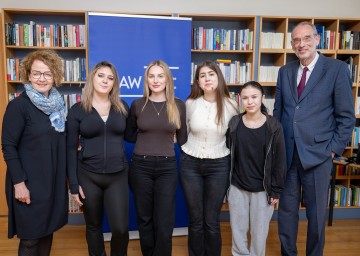 Landesrätin Christiane Teschl-Hofmeister (links) und Heinz Faßmann, Präsident der Österreichischen Akademie der Wissenschaften (rechts), mit den Schülerinnen Sebille, Leonita, Klara und Amelie in der Landesberufsschule St. Pölten. 