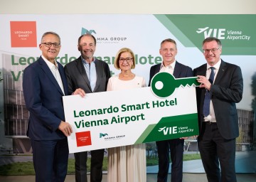Bei der Eröffnung des neuen Flughafenhotels „Leonardo Smart“ (v.l.n.r.): Flughafen-Vorstand Günther Ofner, Herbert Pinzolits, Eigentümer und CEO MAMMA Group, Landeshauptfrau Johanna Mikl-Leitner, Stephan Löwel, COO Leonardo Group, und Wolfgang Scheibenpflug, Geschäftsbereichsleiter Immobilien und Standortentwicklung Flughafen Wien.
