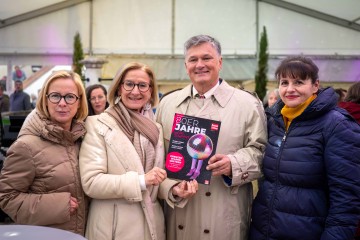 Bezirkshauptfrau Daniela Obleser, Landeshauptfrau Johanna Mikl-Leitner, Schallaburg-Geschäftsführer Erwin Klissenbauer und Cornelia Lamprechter, ab 1. September 2026 neue Geschäftsführerin der NÖKU, bei der Ausstellungseröffnung auf der Schallaburg (v.l.n.r.)