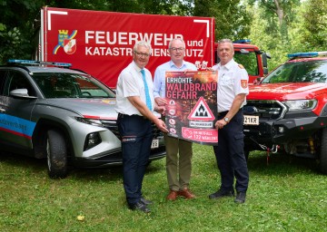 LH-Stellvertreter Stephan Pernkopf stellte gemeinsam mit Landtagsabgeordnetem Christoph Kainz, Präsident des Zivilschutzverbandes Niederösterreich (links), und Landesfeuerwehrkommandant Dietmar Fahrafellner (rechts) im Stadtwald von St. Pölten eine neue Schwerpunkt-Kampagne zur Prävention von Waldbränden vor.