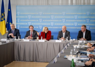 Landeshauptfrau Johanna Mikl-Leitner mit (v.l.n.r.) Vizepräsident der Europäischen Investitionsbank Karl Nehammer, Wirtschaftskammer NÖ Präsident Wolfgang Ecker, Vizepräsident der Industriellenvereinigung NÖ Andreas Welser und Industriellenvereinigung Vize-Generalsekretär Peter Koren beim Forum im NÖ Landhaus.