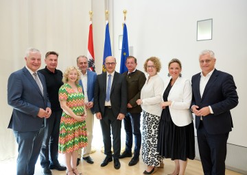 (v.l.n.r.:) Finanzlandesrat Anton Kasser, Städtebundvertreter Bgm. Werner Krammer, Landesrätin Eva Prischl, GVV-Präsident Andreas Kollross, Gemeindebund Präsident Hannes Pressl, GVV Obmann Dieter Dorner, Landesrätin Christiane Teschl-Hofmeister, Landesrätin Susanne Rosenkranz, Landesrat Martin Antauer.