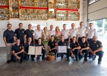 Die „Weltrekord-Wettkampfgruppe“ der FF Johannesberg mit (hinten stehend v.r.n.l.) Markus Rauchecker (Leiter Verwaltungsdienst), Alexander Pawlik (Kommandant-Stv.), Mateusz Fryn (Bezirksfeuerwehrkommandant St. Pölten), Kommandant Rupert Bauer, Landtagsabgeordnete Doris Schmidl, Bürgermeister Harald Lechner, Landeshauptfrau Johanna Mikl-Leitner, Landesfeuerwehrkommandant Dietmar Fahrafellner und (li. außen) Nationalratsabgeordneter Fritz Ofenauer.