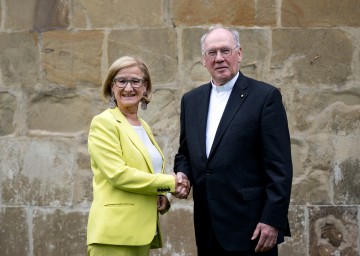Landeshauptfrau Johanna Mikl-Leitner mit Diözesanbischof Alois Schwarz.
