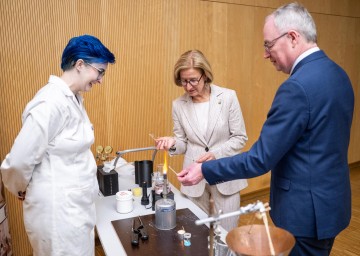 Landeshauptfrau Johanna Mikl-Leitner und LH-Stellvertreter Stephan Pernkopf mit der Chemikerin Stefanie Allworth von „Chemie on tour“